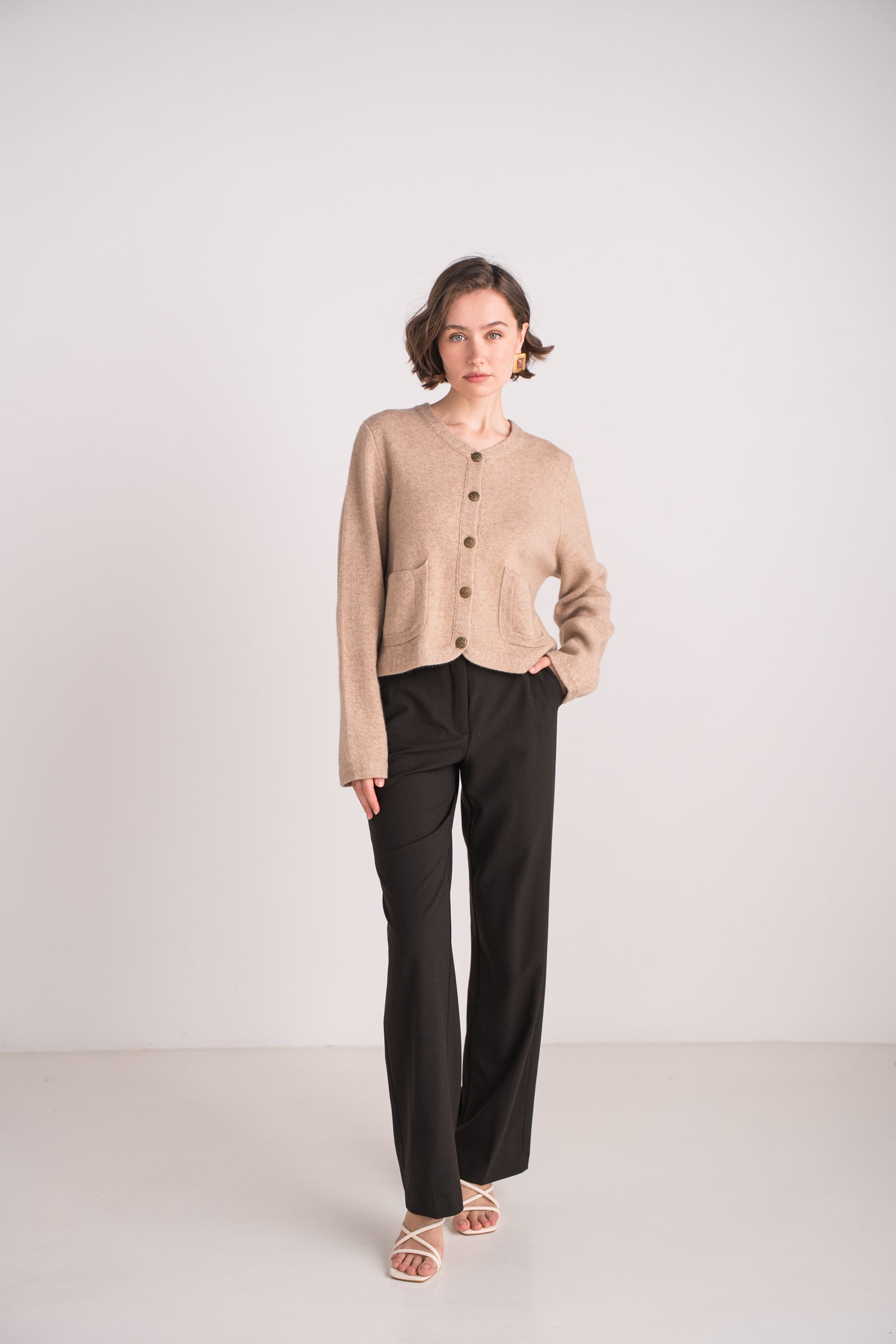 Gilet court avec poches en cachemire 4 fils