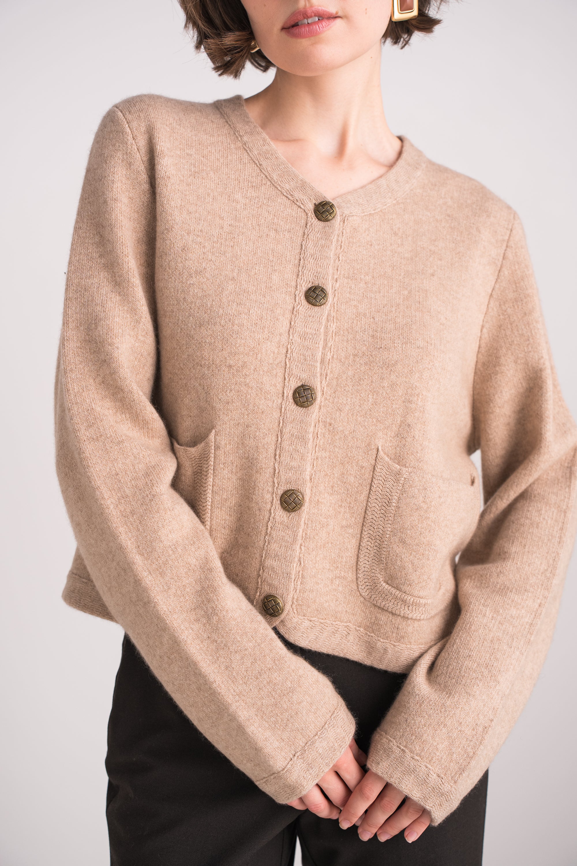 Gilet court avec poches en cachemire 4 fils