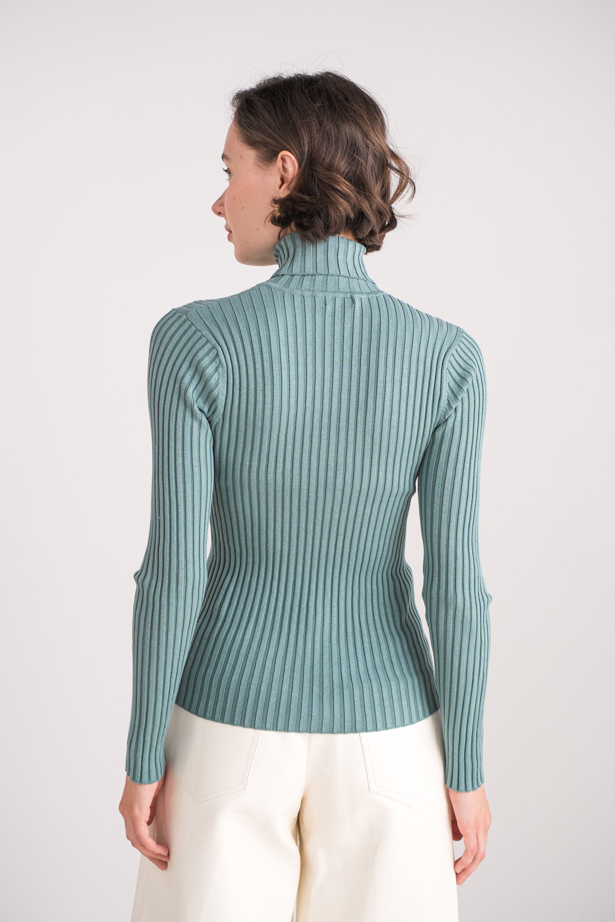 Pull col roulé côtelé en soie stretch