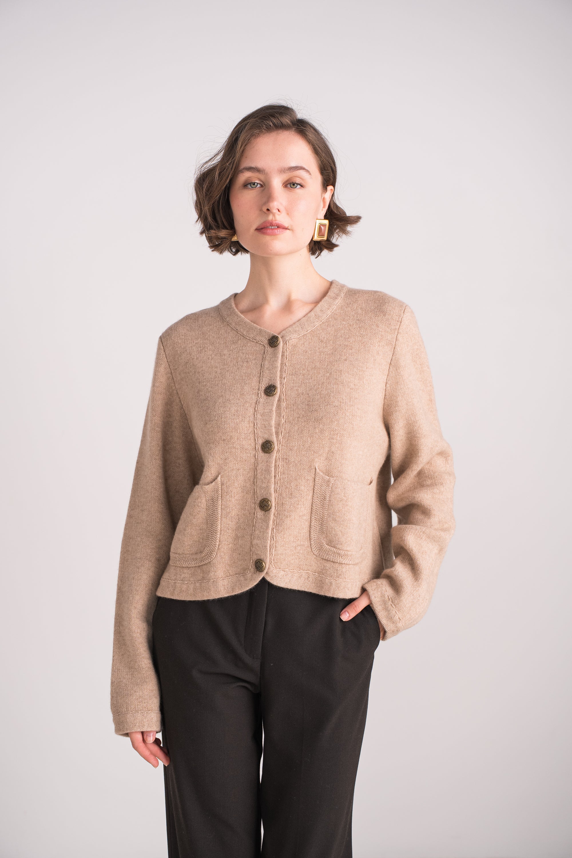 Gilet court avec poches en cachemire 4 fils