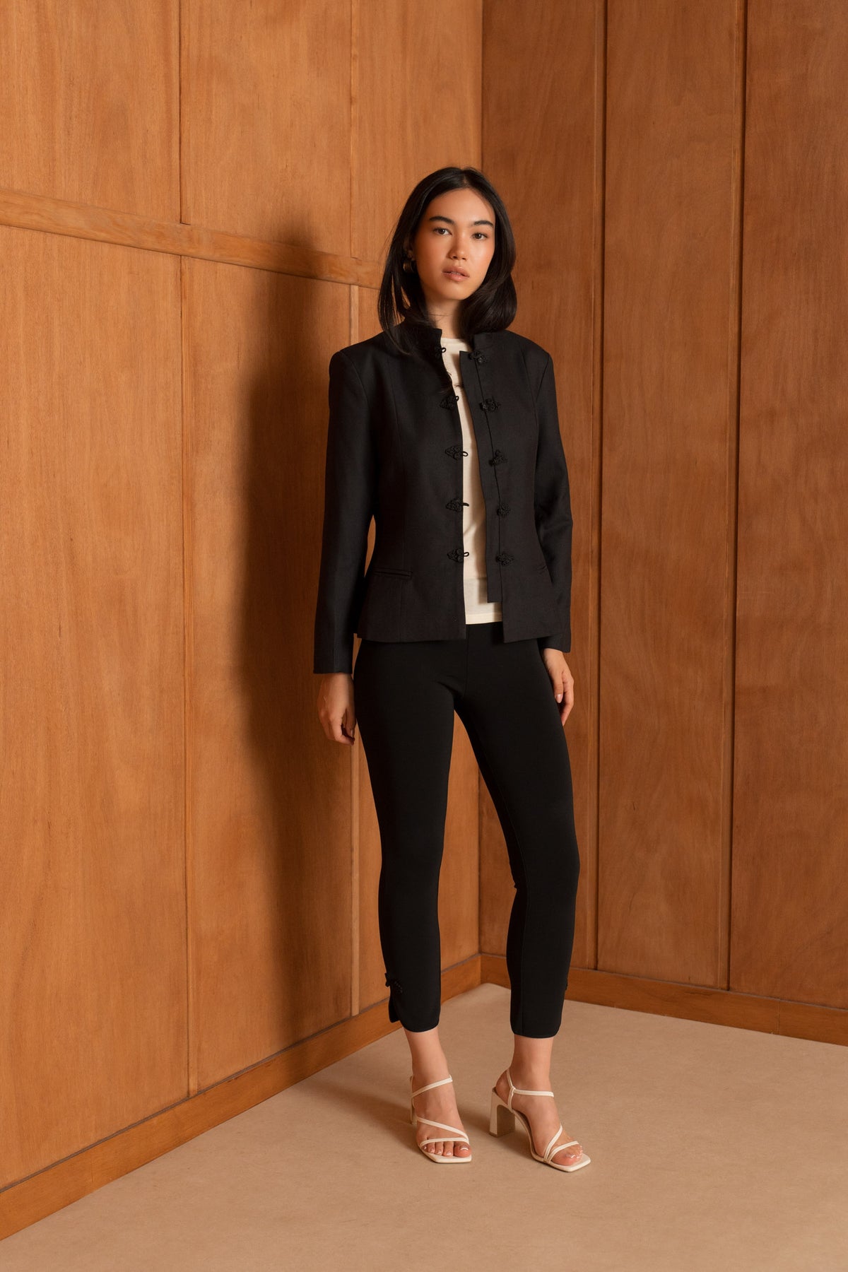 La Veste en Laine — Boutons Brandebourgs