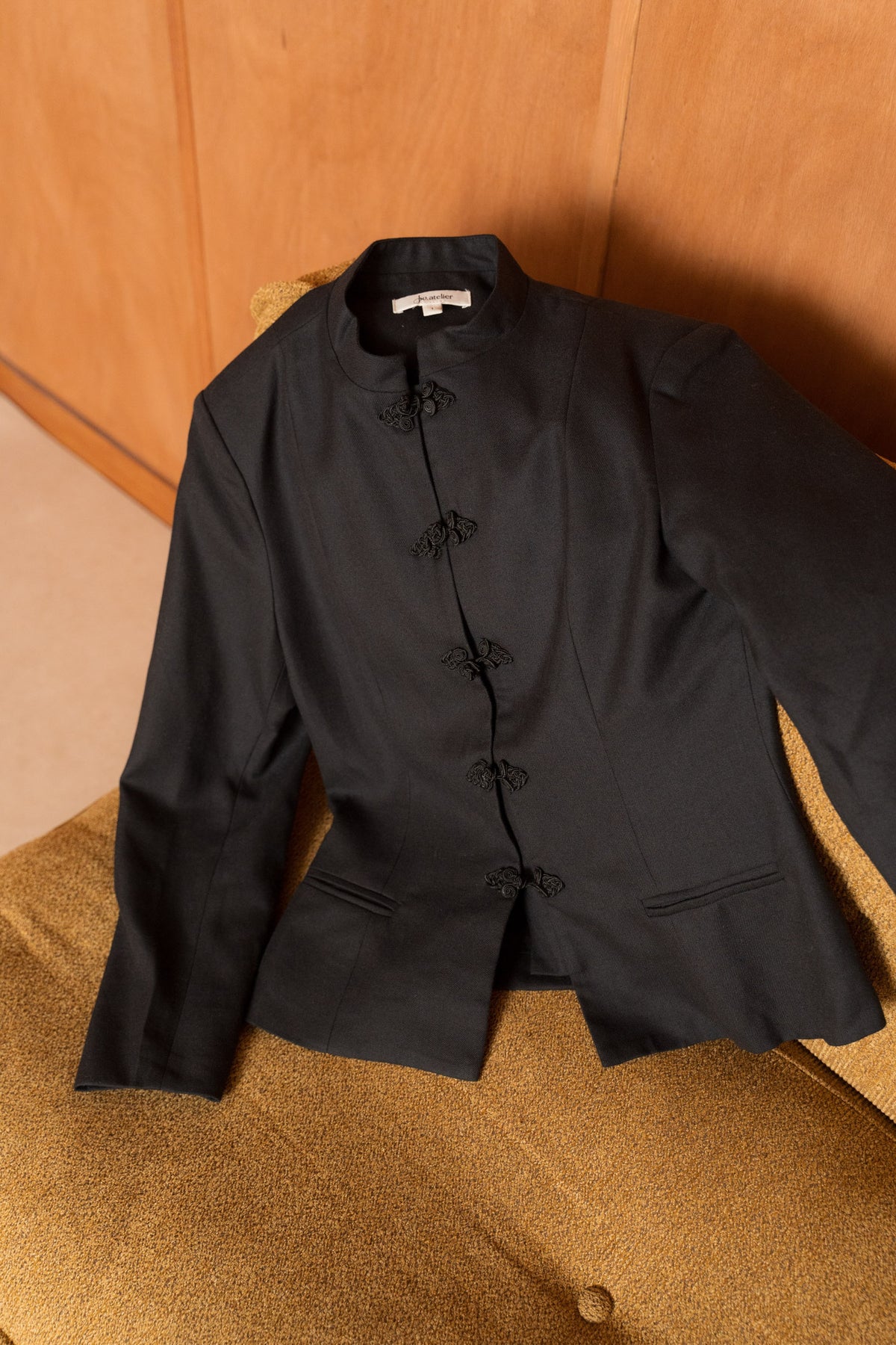 La Veste en Laine — Boutons Brandebourgs